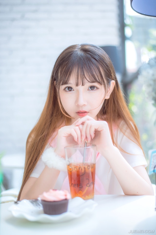 如果有人觉得你傻，你就继续装傻，反正闲着没事，逗他玩儿呗!